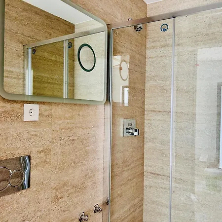 Marina Studio- King Bed- Ensuite- Balcony *