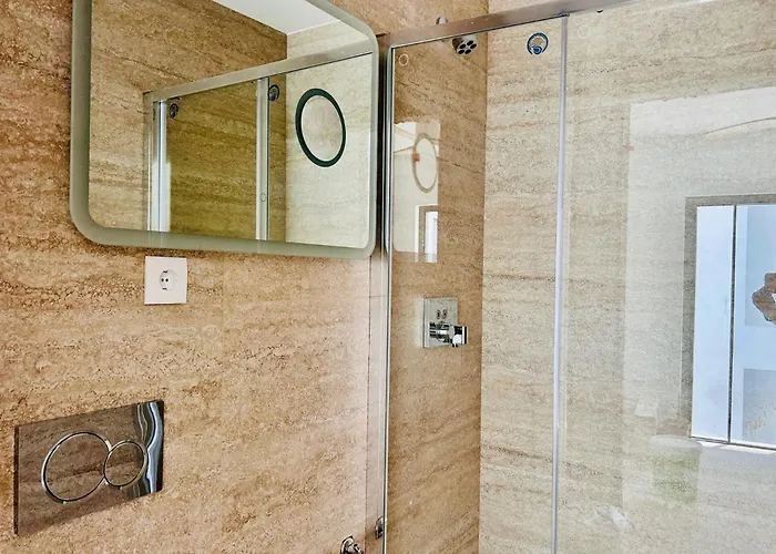 Marina Studio- King Bed- Ensuite- Balcony *