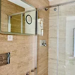 Marina Studio- King Bed- Ensuite- Balcony *